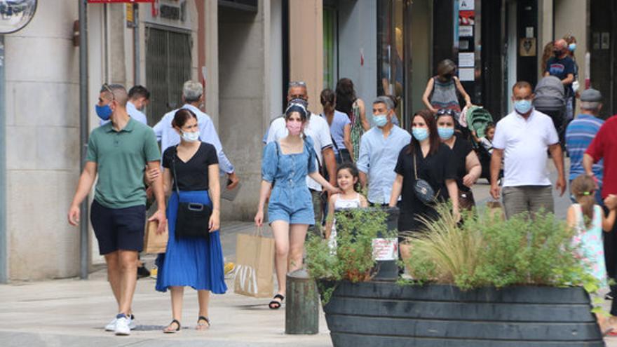 Un grup de persones passejant pel carrer Girona de Figueres el 3 d&#039;agost del 2020