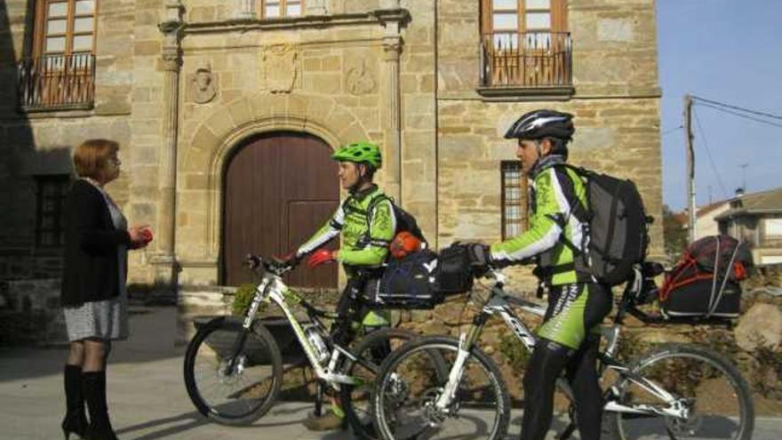 Dos peregrinos benaventanos con sus bicicletas a la entrada del templo.