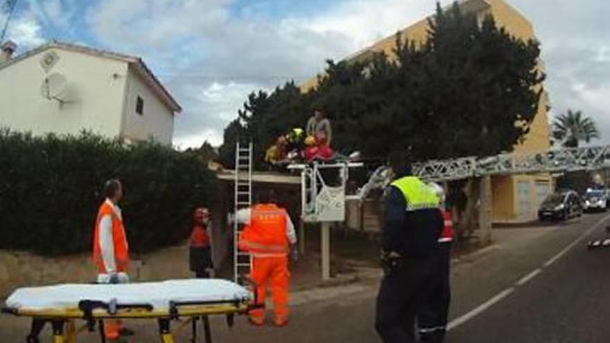 El viento arrastra a un kitesurfista por encima de un edificio de 5 plantas en Dénia