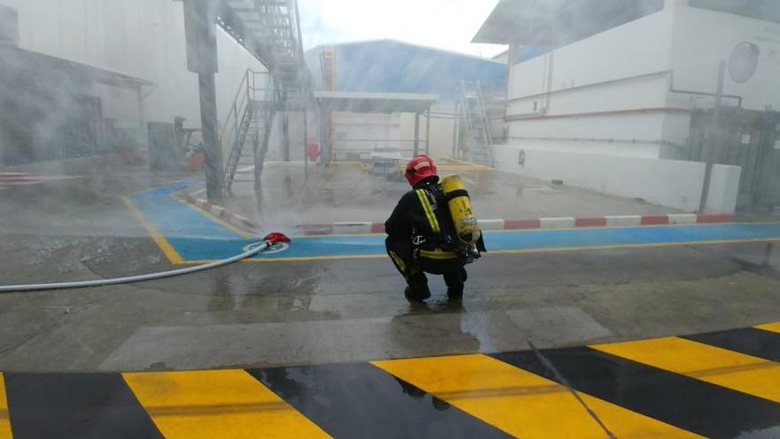 Un bombero en el lugar del escape de gas