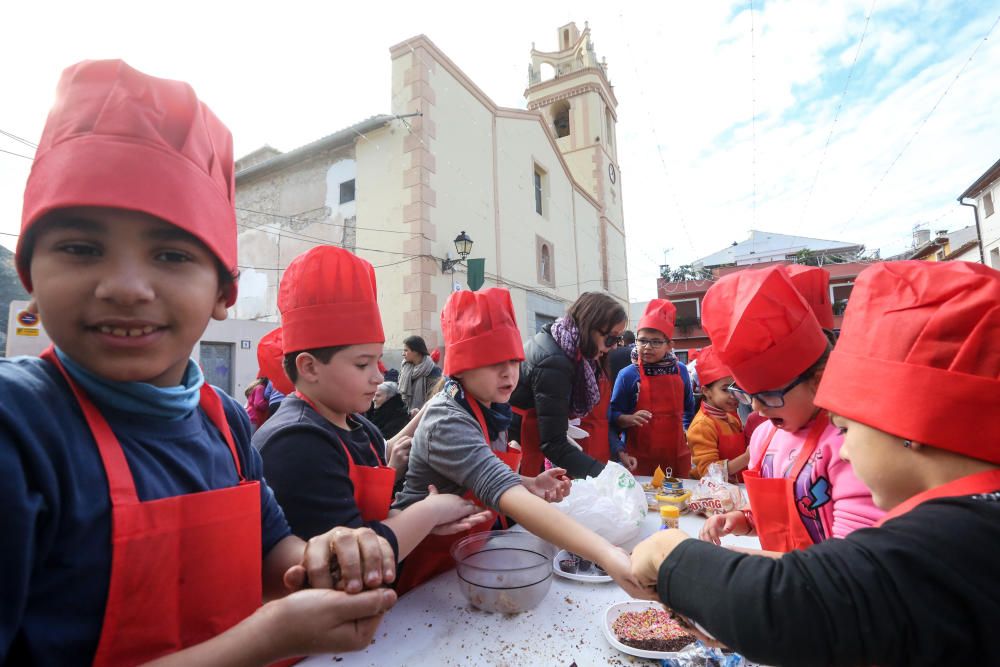 Más de 200 escolares de cuatro municipios de la Marina Baixa compiten en un concurso culinario para inaugurar la Feria Gastronómica local