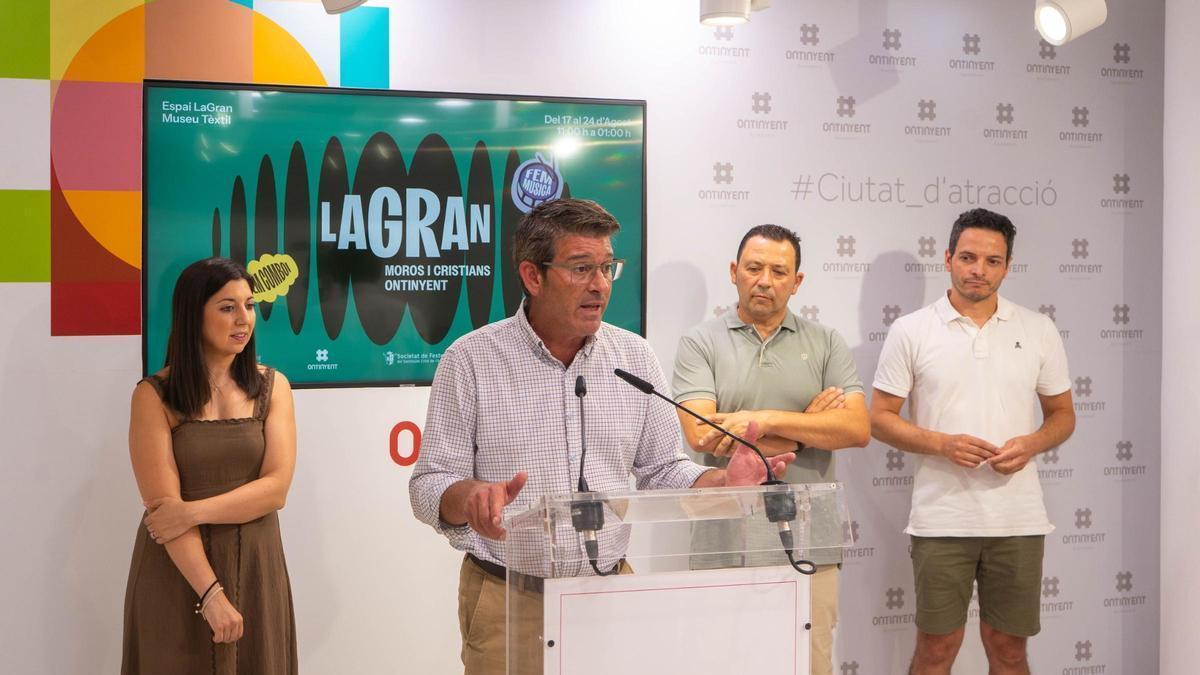 El alcalde Jorge Rodríguez, con la regidora de Festes, el presidente de Festers y el responsable de NAC.