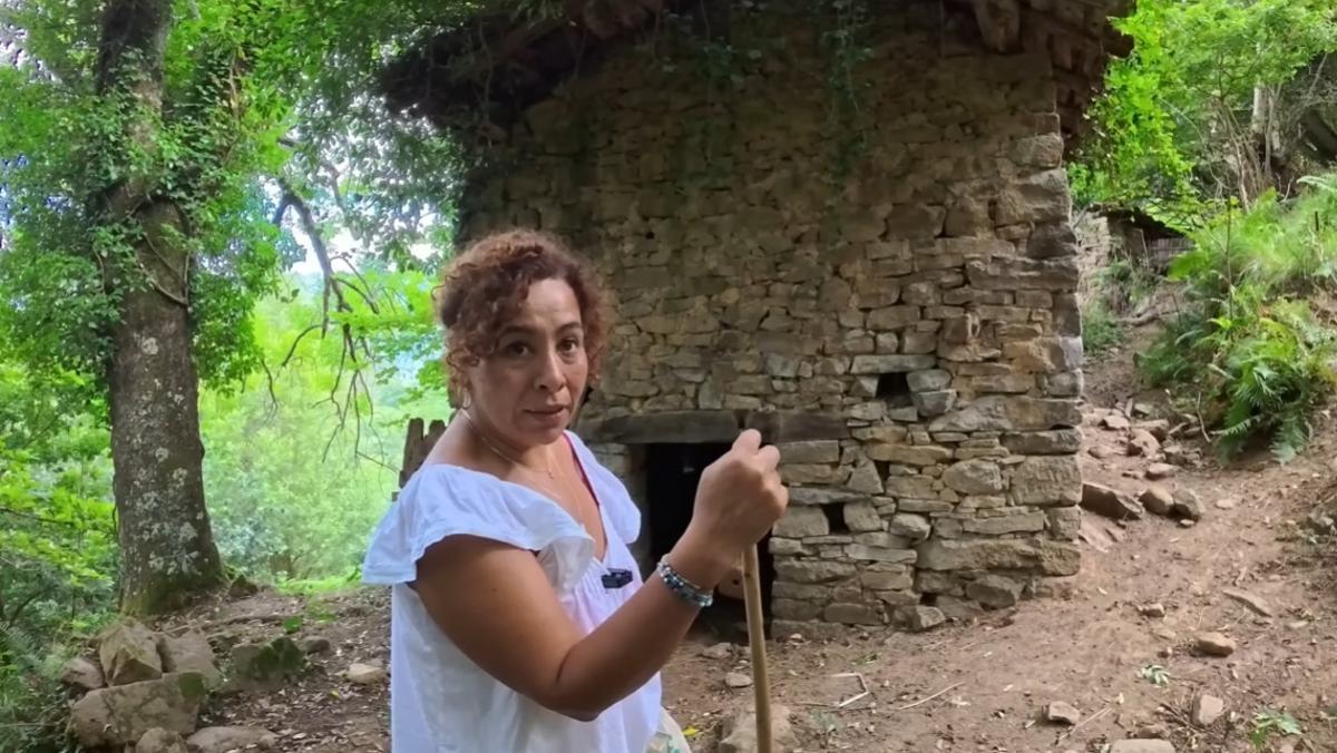 Mónica enseña una casa abandonada en la montaña.