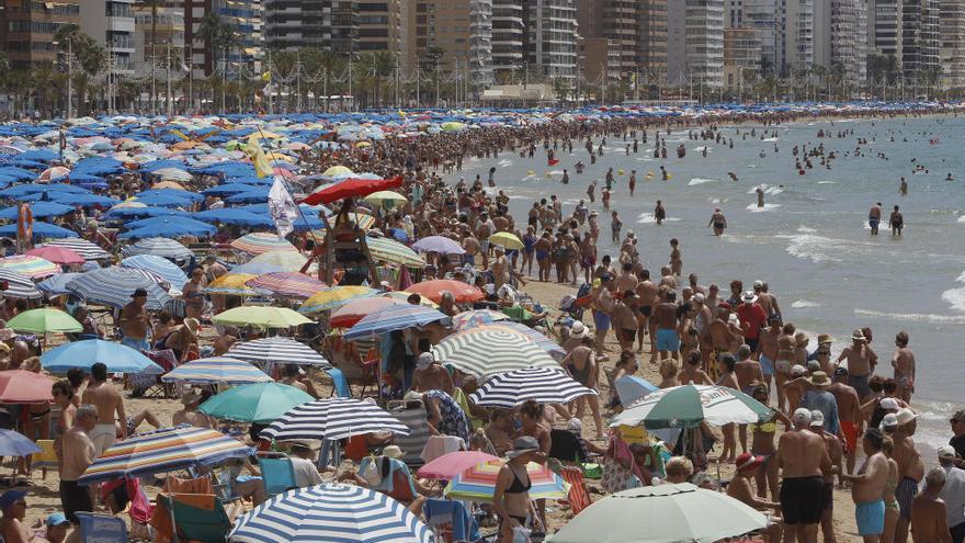 Playa de Benidorm abarrotada, en una imagen de archivo