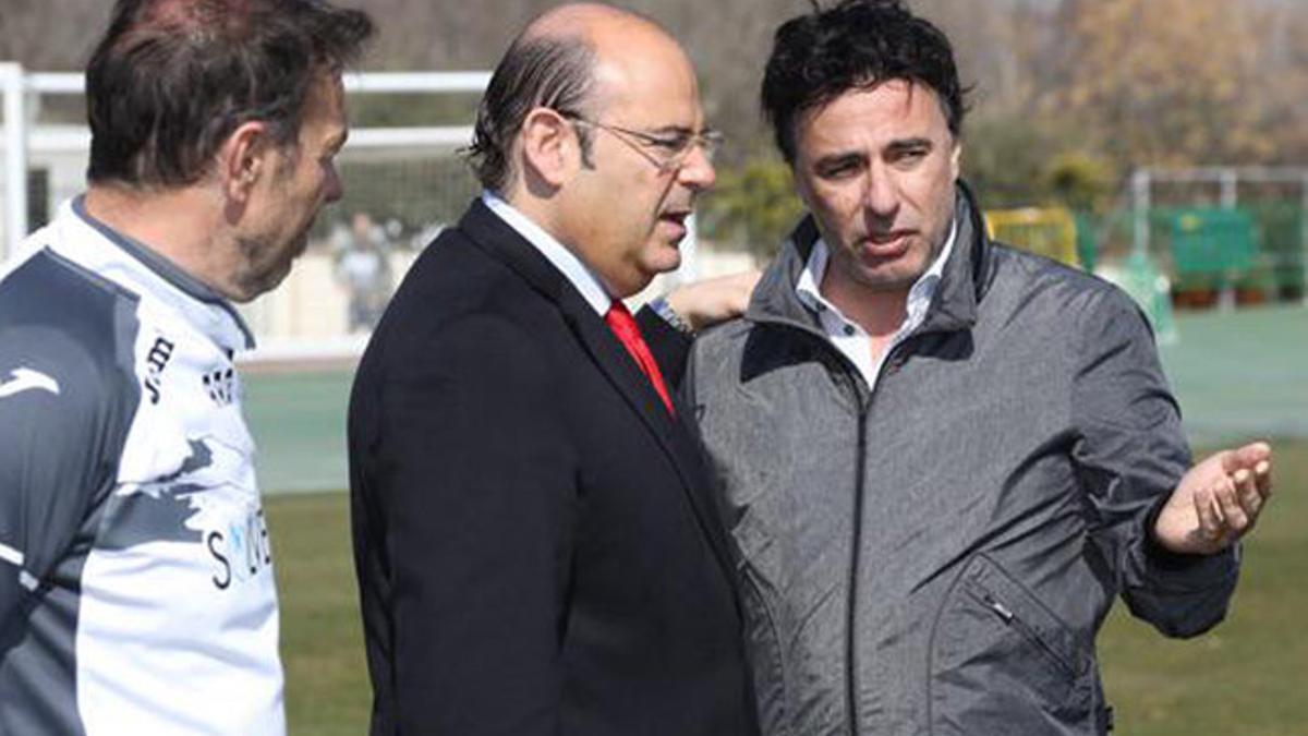 Abel, el Presidente de la Diputación y el presidente del Granada CF, esta mañana durante el entrenamiento