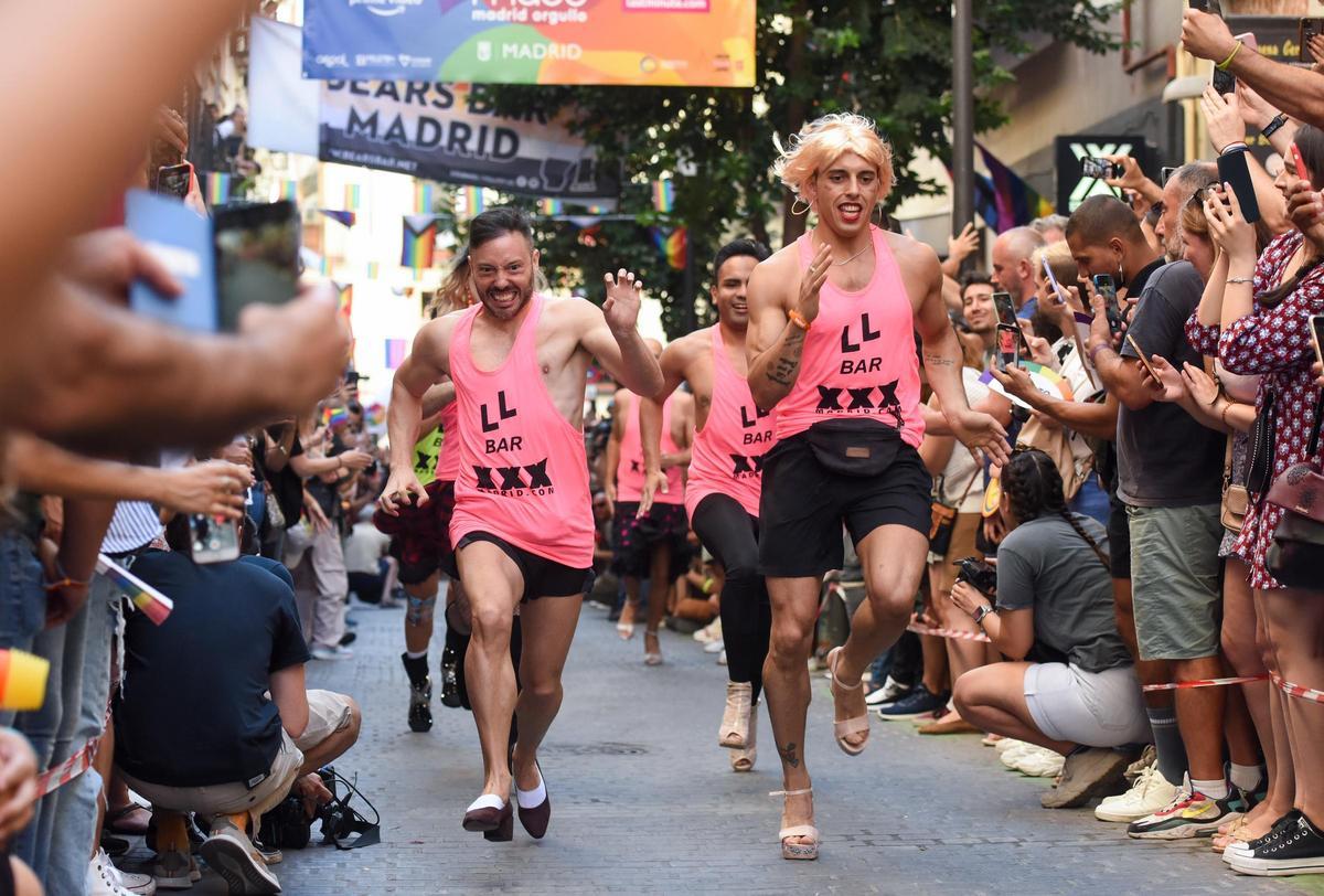 Varias personas corren con tacones durante la Carrera de Tacones de las fiestas del Orgullo LGTBI, a 7 de julio de 2022, en Madrid (España). La vigesimotercera edición de esta prueba deportivo-festiva se enmarca dentro de las fiestas del Orgullo 2020 en Madrid del 6 al 10 de julio. La prueba consiste en llegar a la meta sobre plataformas de hasta 15 centímetros de altura y acicalarse antes de terminar el recorrido. Para ello, durante la gincana se instalan dos puestos de avituallamiento: el primero ofrece a los corredores un bolso con un vestido y el segundo un pintalabios. La competición consta de tres eliminatorias y una final. Tanto los finalistas como el ganador son galardonados con diversos premios en metálico y una suscripción anual a Tinder Gold. 07 JULIO 2022;MADRID;CARRERA TACONES;FIESTAS;ORGULLO;LGTBI Gustavo Valiente / Europa Press 07/07/2022. Gustavo Valiente;category_code_new