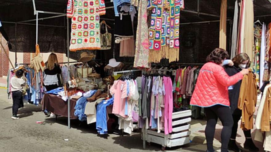 Un par de puestos, apurando las ventas poco antes de la hora de recogida.    | E. P.