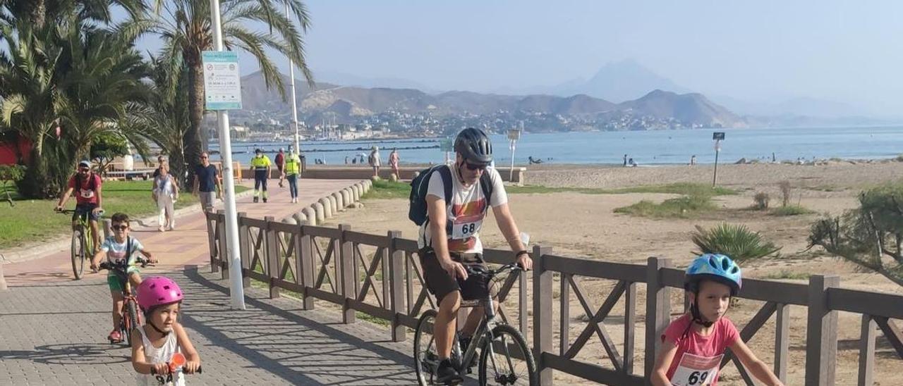 El Día sin Coches llenó este domingo el frente litoral entre Muchavista y el Carrer La Mar de bicicletas y patinetes.