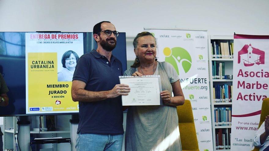 El escritor de Lorca Andrés Porlán recogía el primer premio del Concurso de Relatos Marbella Activa
