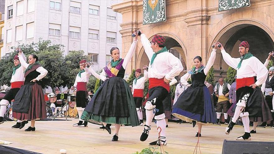 El folclore llena la plaza Mayor de ritmos y colores de otras tierras