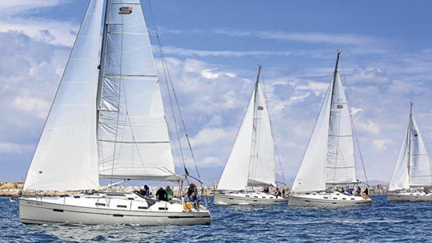 Der Segelclub verfügt über vier seltene Bavaria-40-S-Yachten, die allesamt auf sportlicheres Segeln ausgerichtet sind