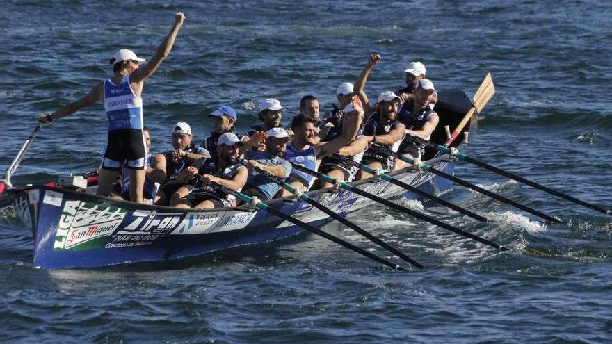 La tripulación de Tirán celebra una buena regata la pasada temporada. // Santos Álvarez