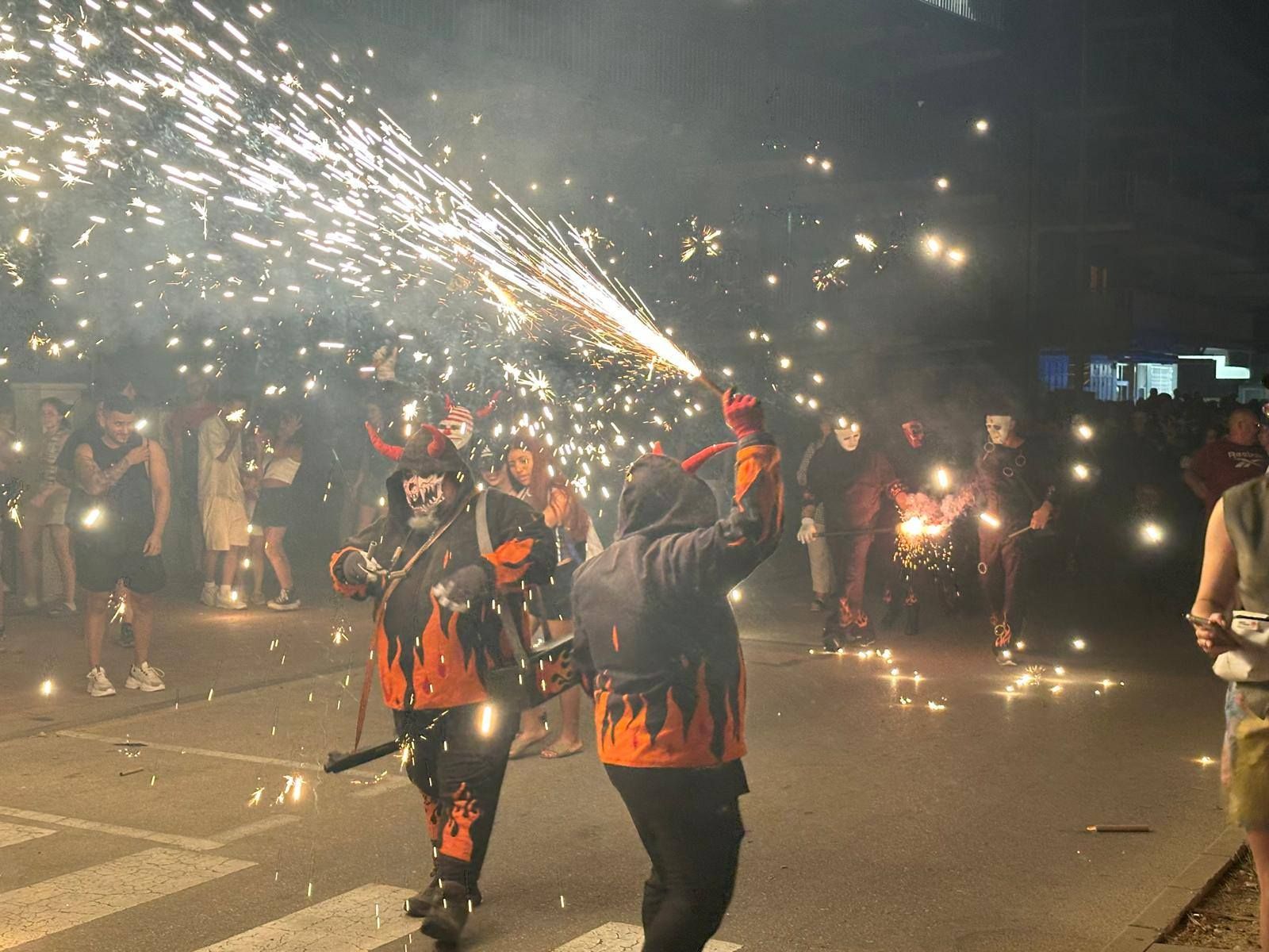 Así fue la noche de Sant Joan en la playa de Tavernes de la Valldigna