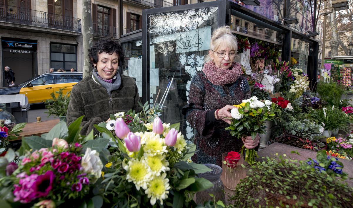 Carolina Pallès prepara un ramo, junto a su hermana Mercè, en su puesto de flores frente a la Boqueria.