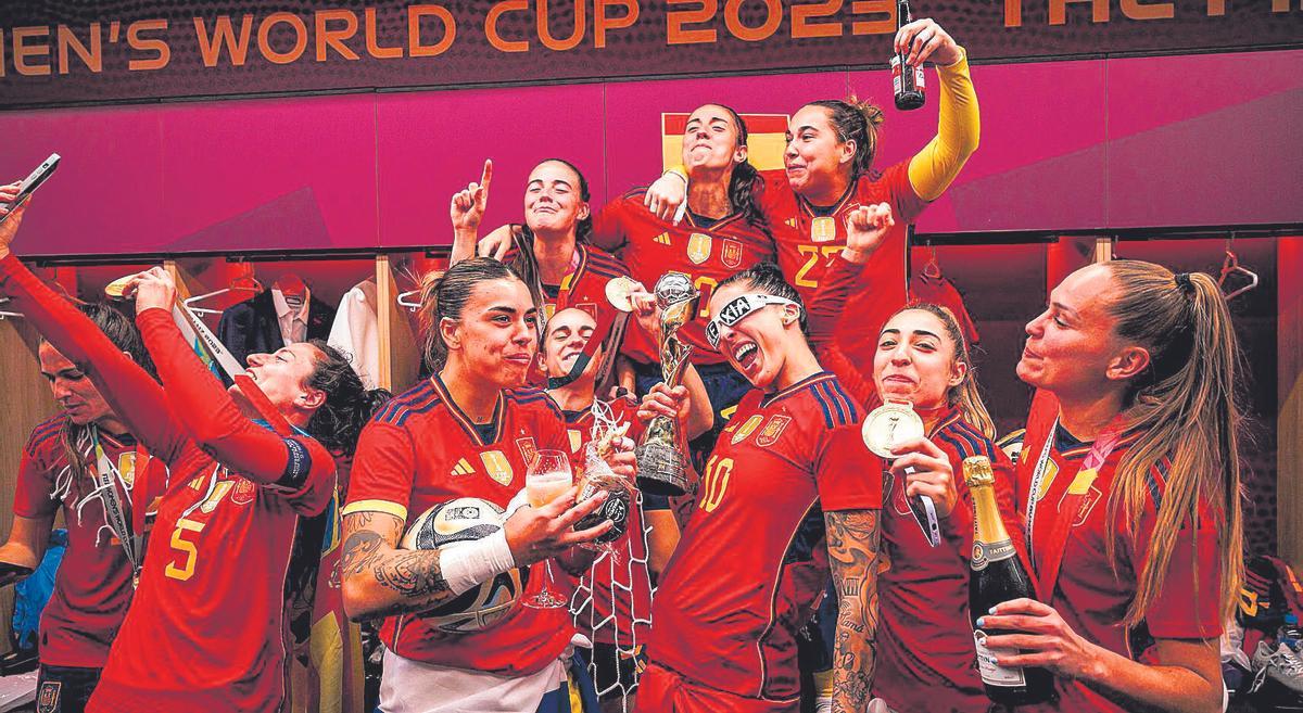 Las jugadoras de la selección española de fútbol femenino celebran su victoria en el Mundial de Australia.
