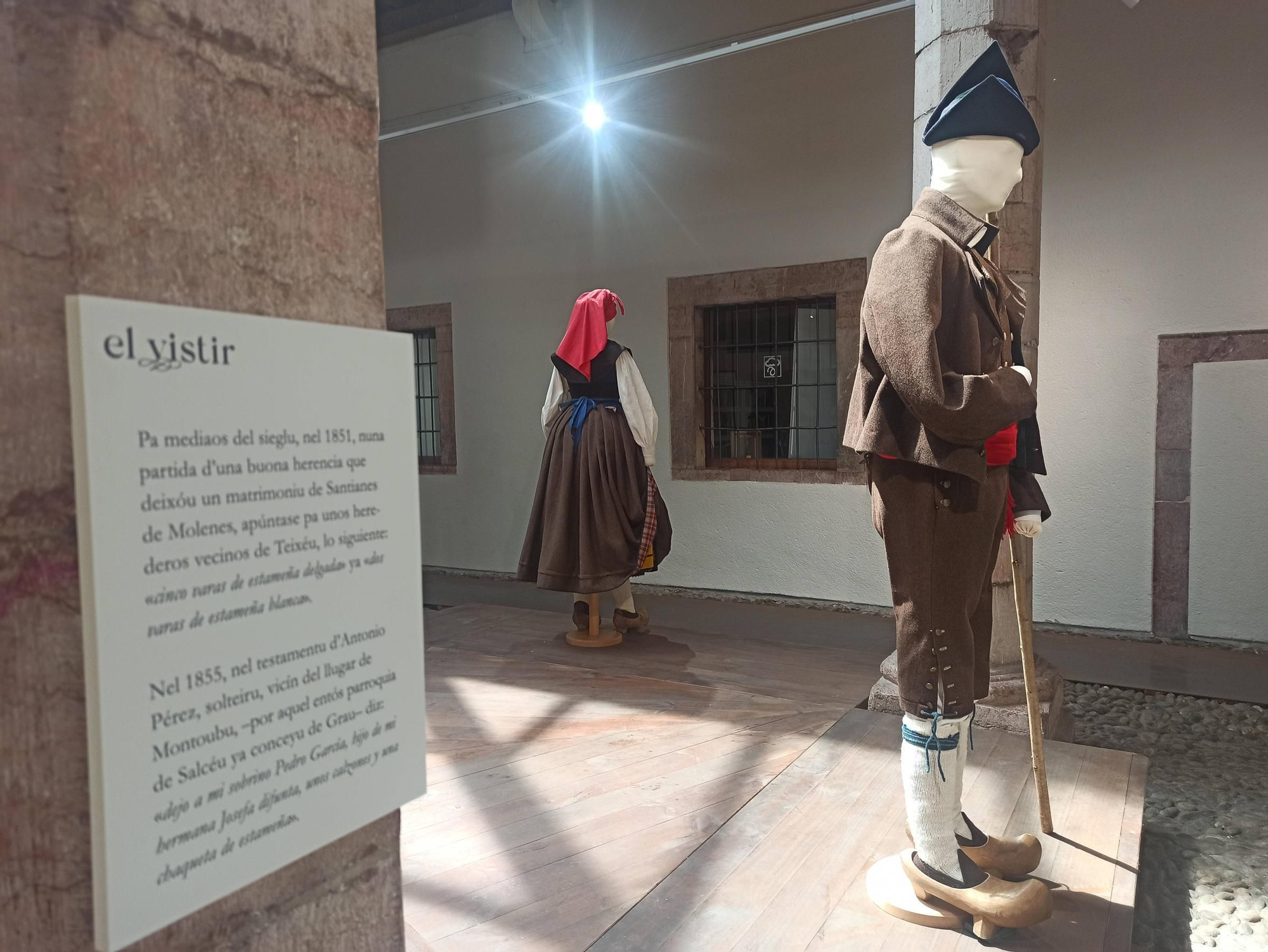 EN IMÁGENES | Así es la exposición "El vistir" sobre el traje tradicional asturiano