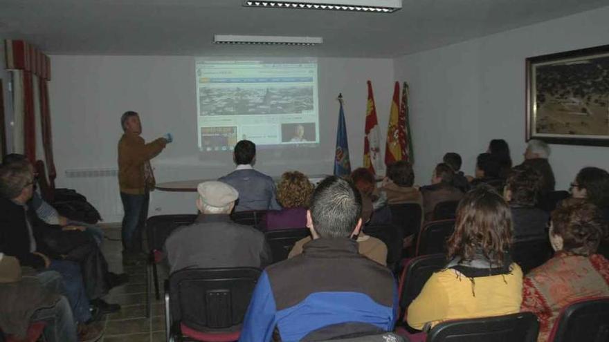 Imagen retrospectiva de la presentación de la página web del municipio.