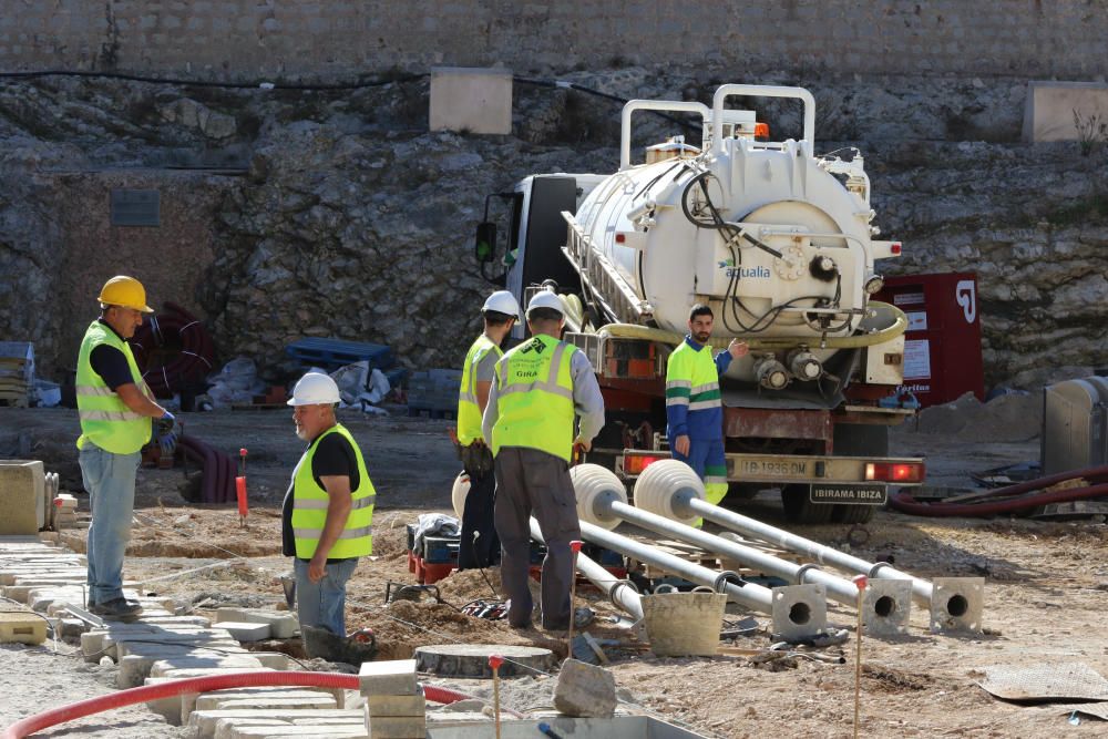 Visita del alcalde de Vila a las obras de la plaza del Parque.