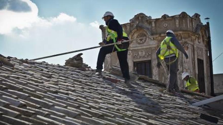 Operarios de la empresa concesionaria trabajando en el tejado del Ayuntamiento.