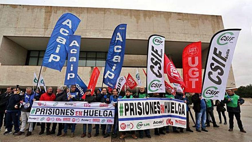 La plataforma &quot;Prisiones en huelga&quot; ante el Parlamento regional.