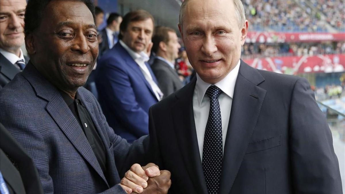 Pelé y Putin posan antes del partido inaugural de la Copa Confederaciones