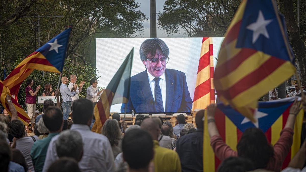 Carles Puigdemont, en una pantalla durante un mitin de Junts, en la campaña del 23-J.