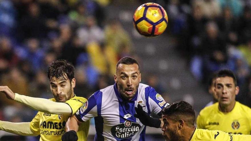 Guilherme cabecea en medio de dos jugadores del Villarreal.