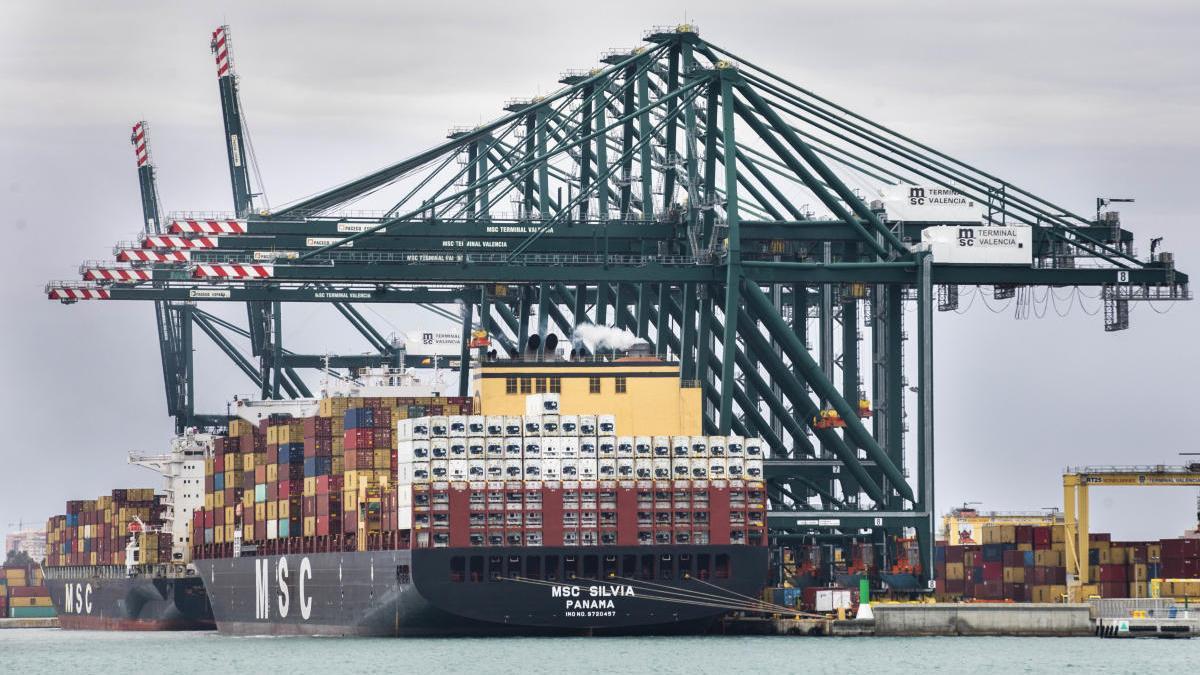 Los tráficos del puerto de València bajan un 20 % en mayo por la crisis