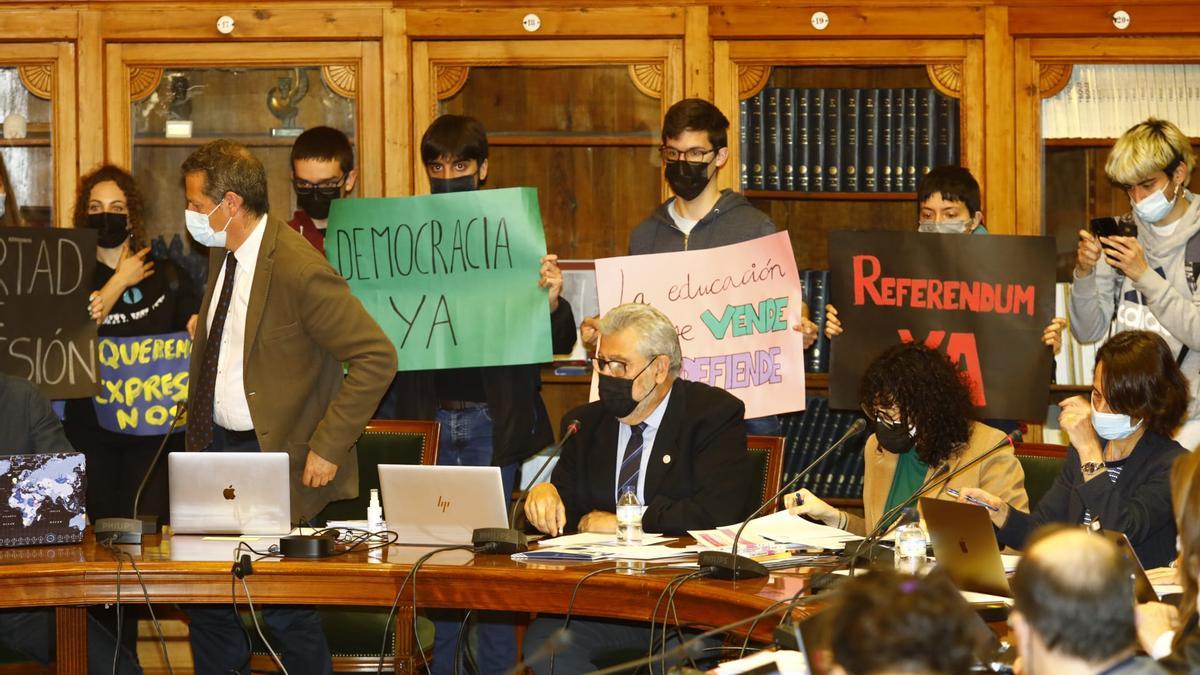 Los estudiantes, este jueves en el consejo de gobierno