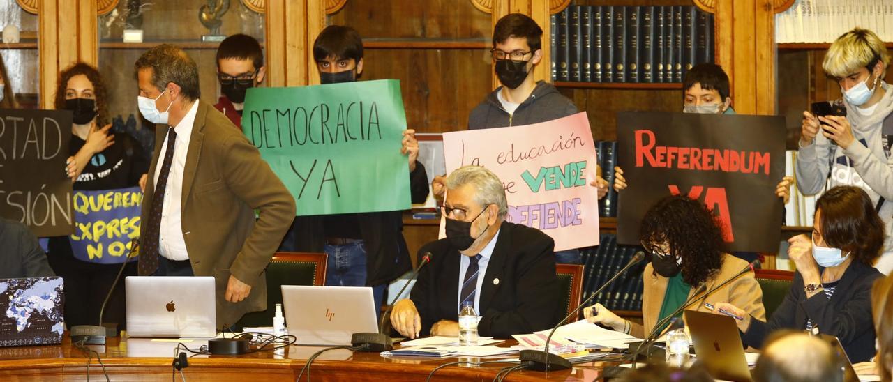 VÍDEO | Protesta de los estudiantes en el consejo de gobierno por el fin de los exámenes de septiembre