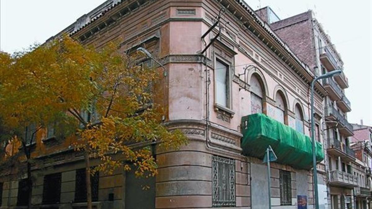 Imagen del edificio de La Lleialtat, en Sants, hace un par de semanas.