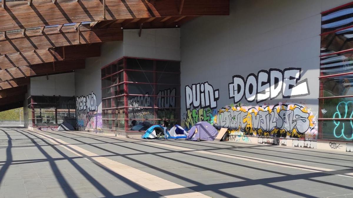 Carpas frente al palacio de los niños. Carpas frente al palacio de los niños.