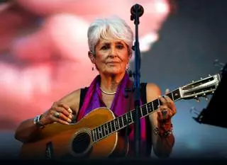 La legendaria estrella del folk Joan Baez regresa al estudio para grabar un himno contra Trump: 'No Kings'