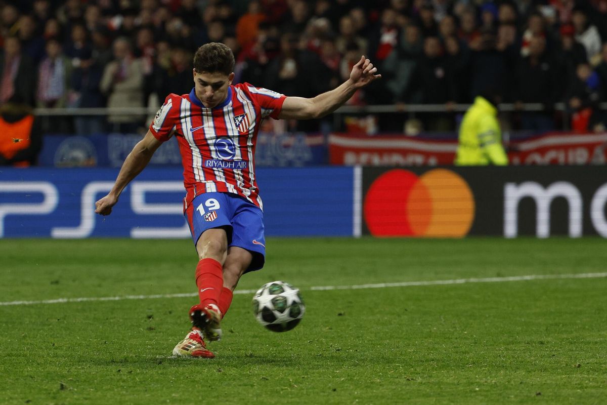 El delantero argentino del Atlético de Madrid Julián Álvarez, en su lanzamiento en la tanda de penaltis durante el partido de vuelta de los octavos de final de la Liga de Campeones ante el Real Madrid. EFE/JJ Guillén. Fútbol. Liga de Campeones. Champions League. Temporada 2024 2025. Penalti.