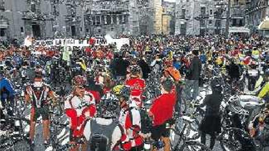 Concentración de ciclistas de montaña celebrada en Valencia el 13 de enero