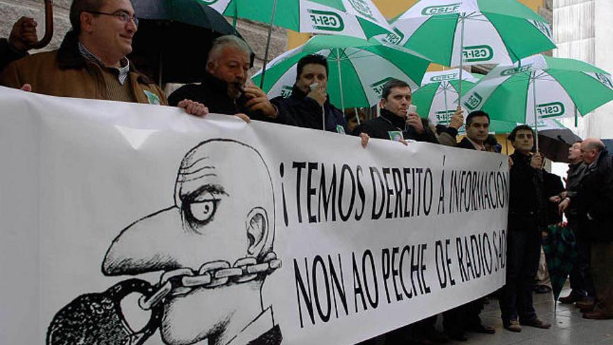 Protesta de miembros del sindicato CSI-CSIF por el cierre de la radio local. / juan varela