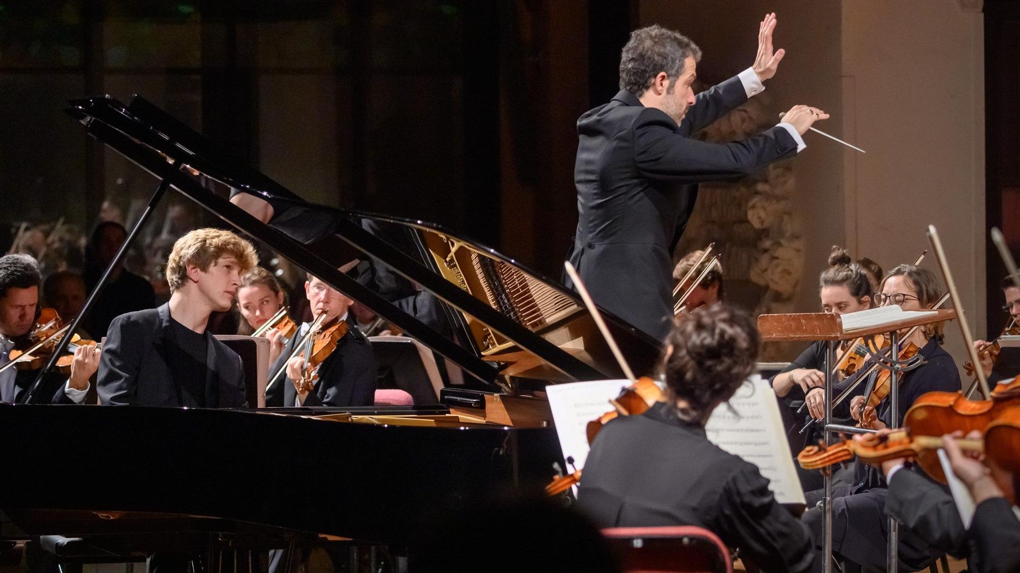 Omer Meir Wellber, al frente de la Sinfónica de Viena, con Jan Lisiecki al piano