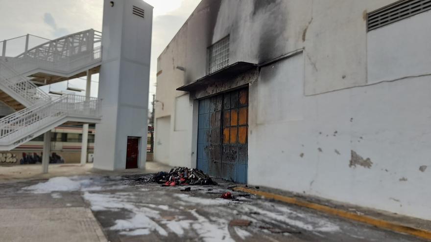Un fuego intencionado daña una puerta de un almacén en Sagunt