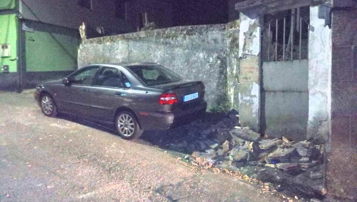 El desprendimiento de parte de un muro por el temporal dañó un coche en Vigo.