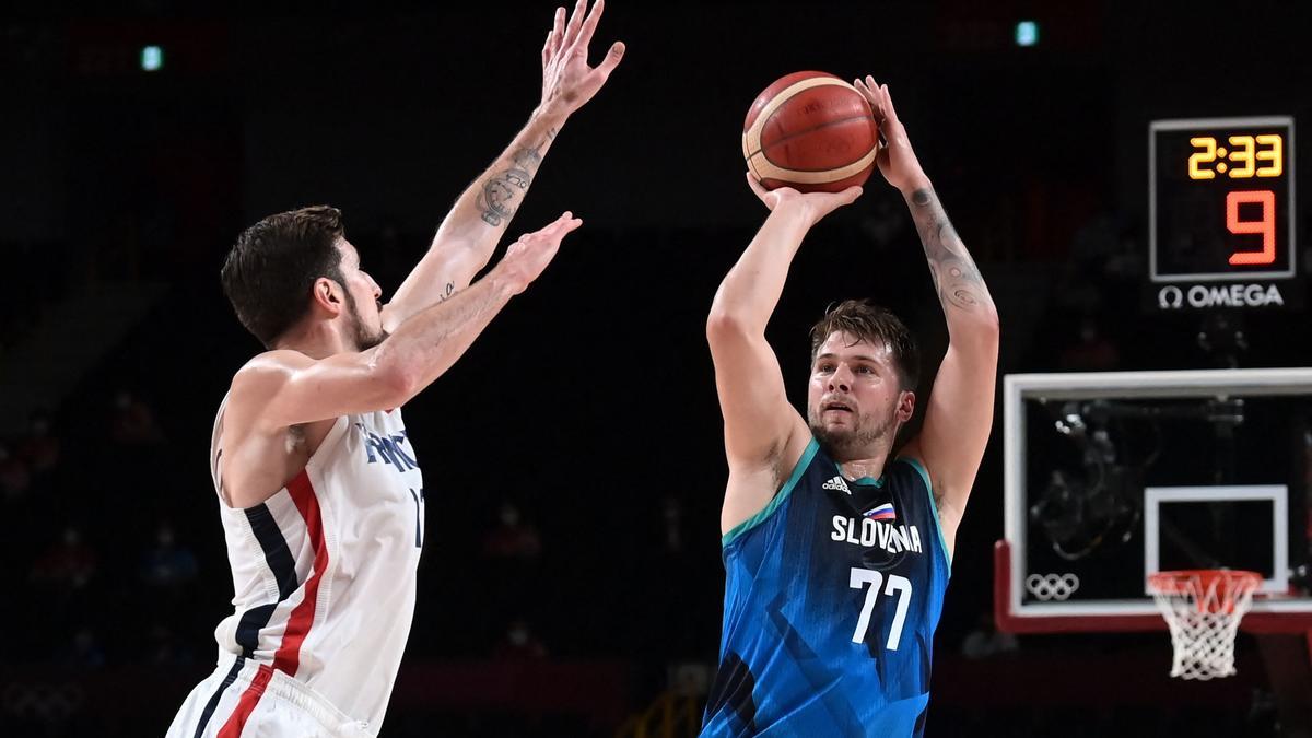 Doncic lanza a canasta en presencia de Nando De Colo