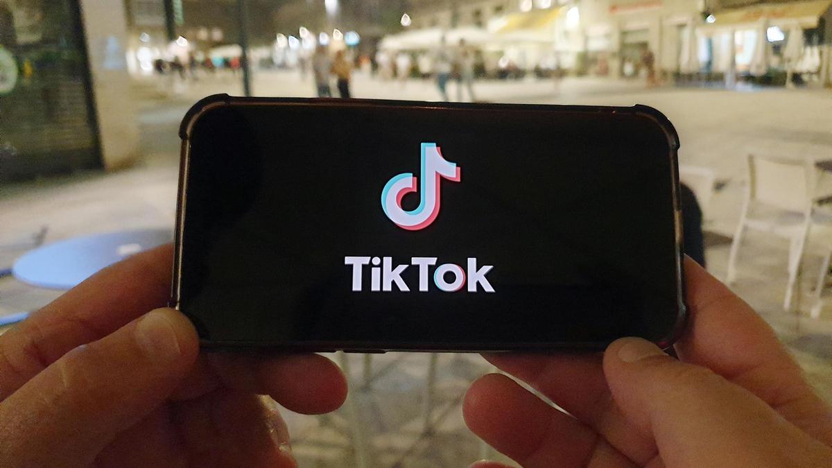 Un joven abre la aplicación de TikTok en su móvil