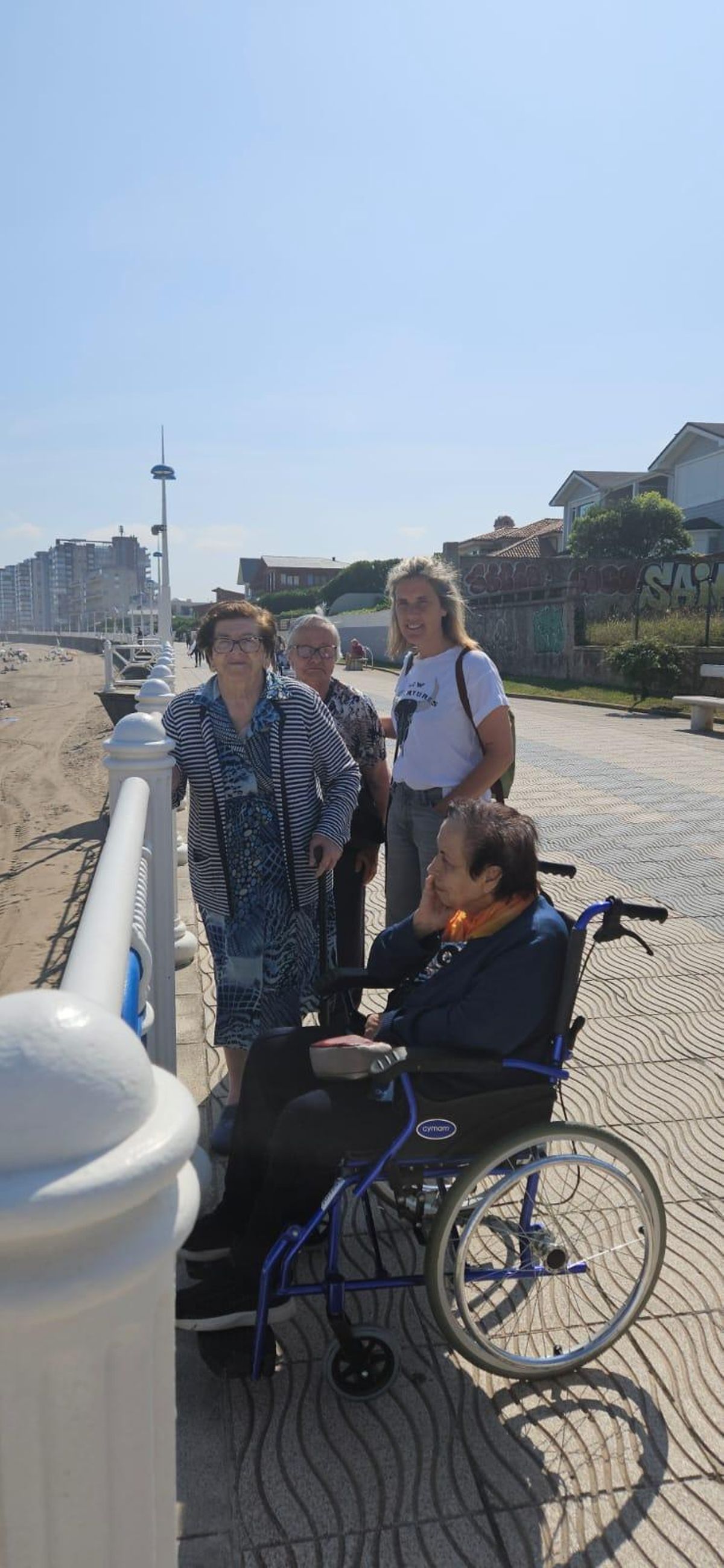 Luzdivina García, Coralina Pérez y Carmen Rodríguez, con la auxiliar Yudith Iturralde.
