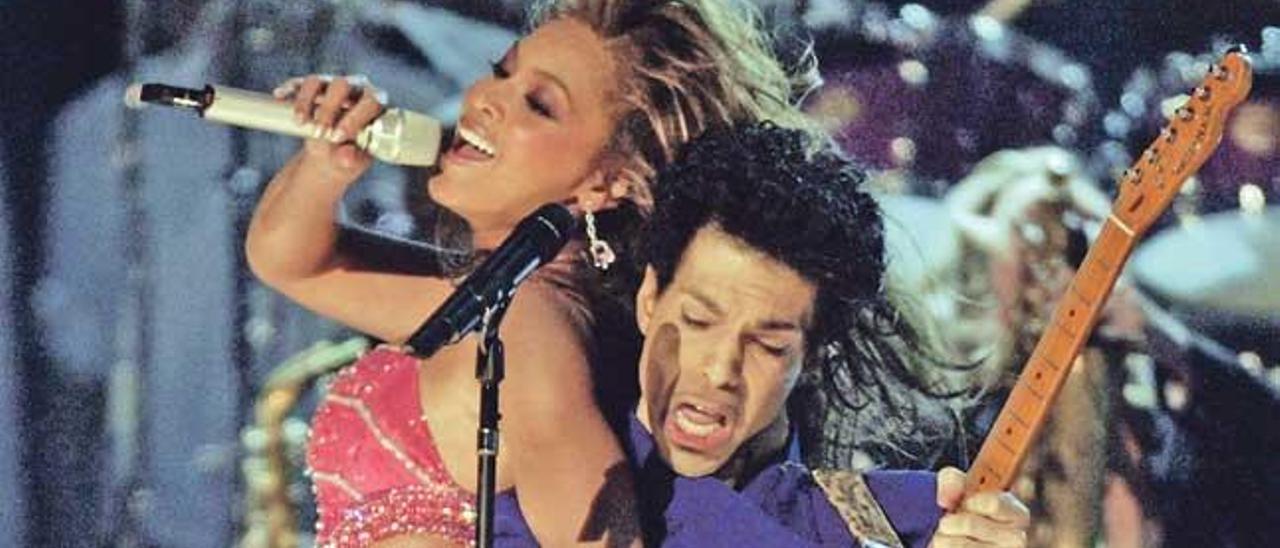 Prince y Beyoncé, en la gala de los Grammy en Los Ángeles, en 2004.