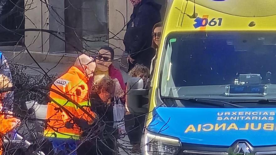 El traslado de una mujer herida en la cabeza tras tropezar y caer en la plaza de Galicia, esta mañana.