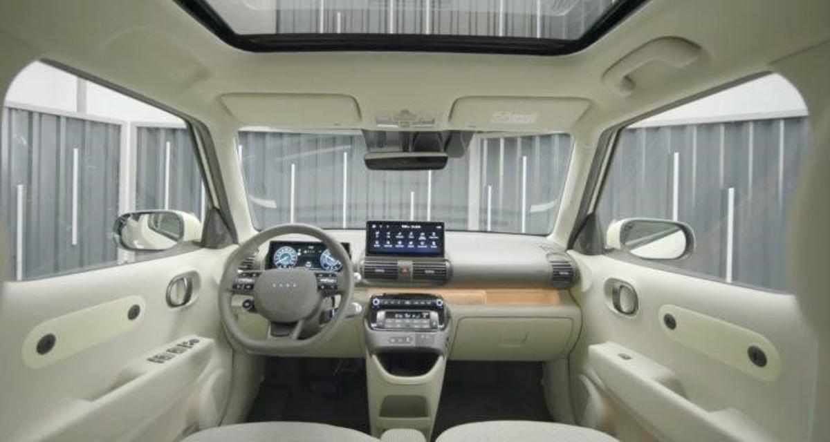 El interior del Hyundai Inster, con una pantalla multimedia de 10,25 pulgadas.