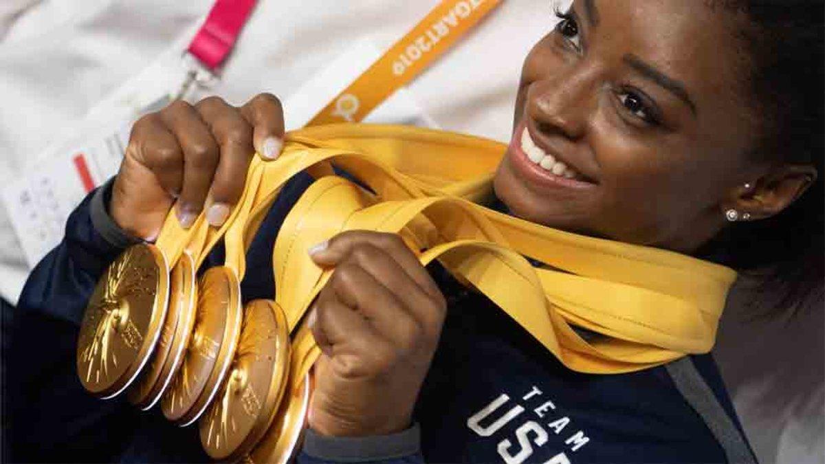 Simone Biles posa con sus medallas