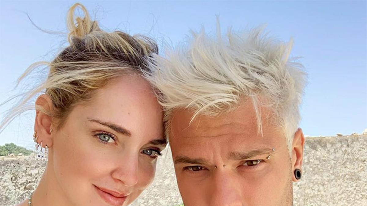 Chiara Ferragni con collar relicario con fotos, junto a Fedez