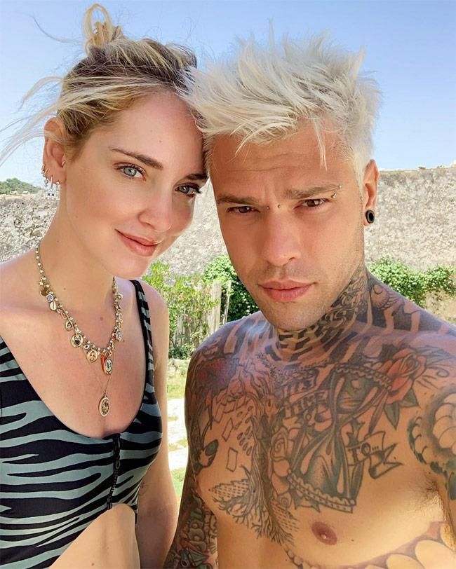 Chiara Ferragni con collar relicario con fotos, junto a Fedez