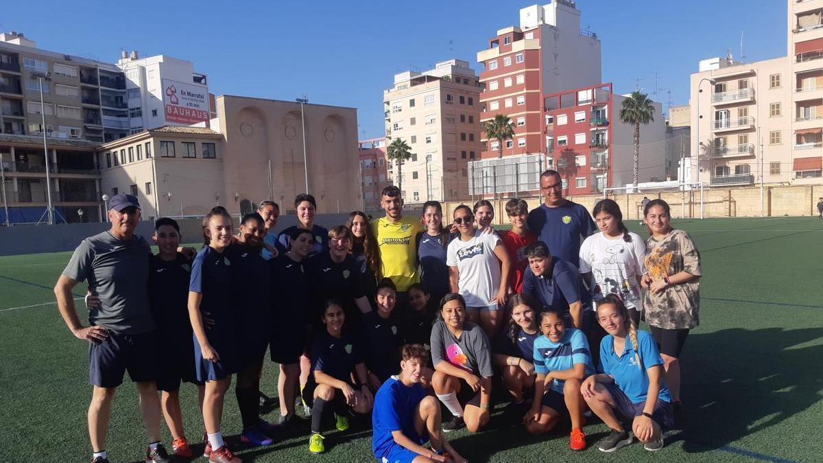 Antonio Sánchez posa con algunos miembros del Independiente Camp Redó en La Antoniana.