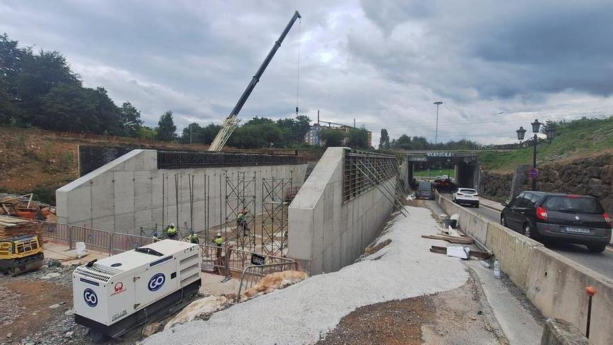 El nuevo acceso a Ciudad Naranco desde Luis Oliver ya levanta sus paredes